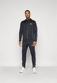 Спортивный костюм Спортивный костюм