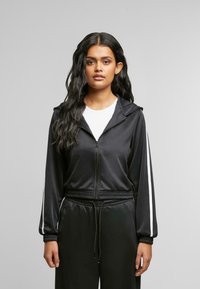 Спортивная куртка Спортивная куртка