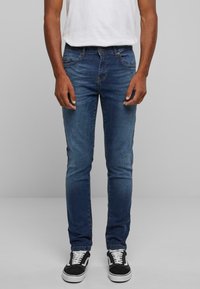 Узкие джинсы