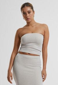 Топ без бретелек