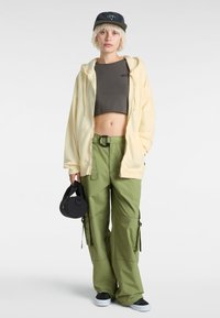 Брюки с накладными карманами