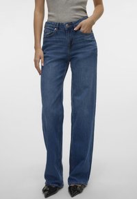 Клешеные джинсы