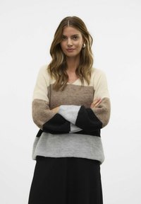 Пуловер в полоску