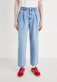 Свободные джинсы