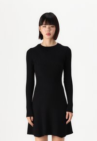 Вязаное платье