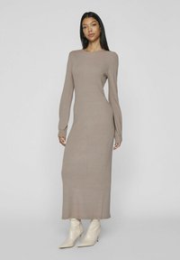 Вязаное платье