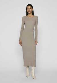 Вязаное платье