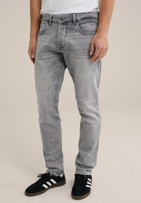 Узкие джинсы