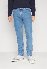 Узкие джинсы