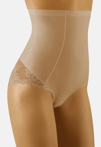 Трусы на бедрах