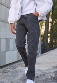 Прямые джинсы