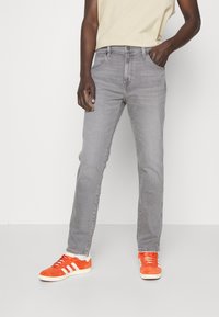 Узкие джинсы