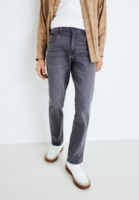 Прямые джинсы