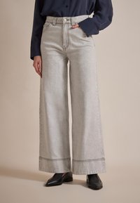 Свободные джинсы