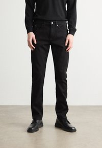 Узкие джинсы Узкие джинсы