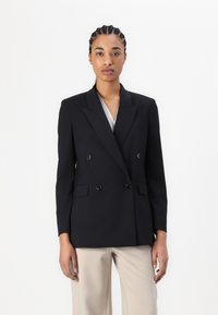 Длинный блейзер