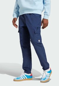 Брюки с накладными карманами