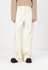 Брюки с накладными карманами