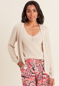 Длинный жилет