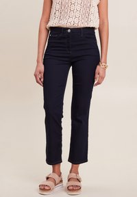 Короткие джинсы