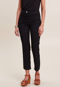 Короткие джинсы