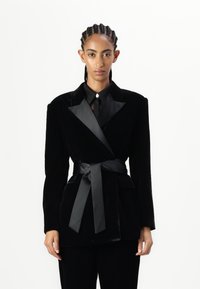 Длинный блейзер