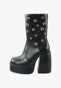 Сапожки на танкетке