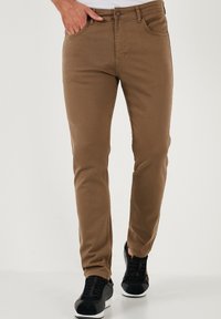 Узкие джинсы