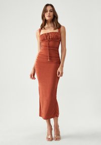 Платье футляр