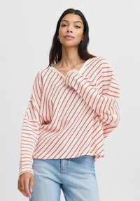 Пуловер с вырезом V