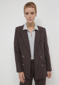 Длинный блейзер