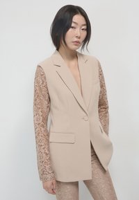 Длинный блейзер