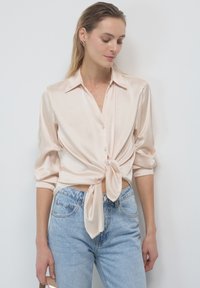 Атласная блузка