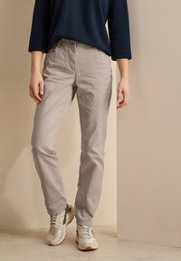 Узкие джинсы