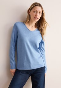 Пуловер с вырезом V