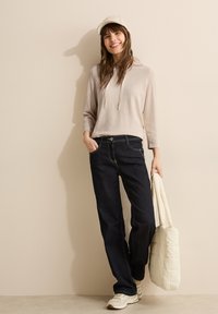 Пуловер с капюшоном