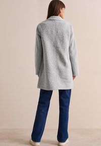 Короткое пальто Короткое пальто