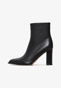 Полусапожки на высоком каблуке Полусапожки на высоком каблуке