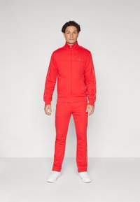 Спортивный костюм Спортивный костюм