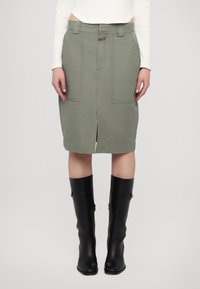 Юбка с накладными карманами