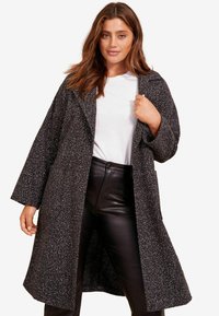 Короткое пальто