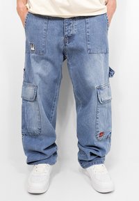 Прямые джинсы