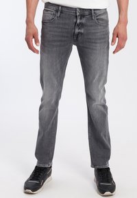 Узкие джинсы