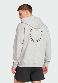 Спортивная толстовка