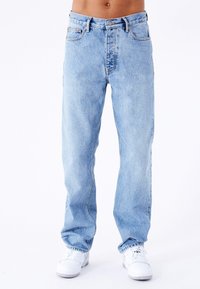 Прямые джинсы