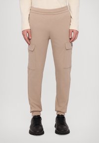 Брюки с накладными карманами