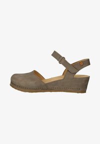 Туфли на танкетке