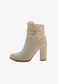 Полусапожки на высоком каблуке