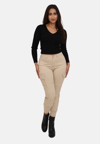 Брюки с накладными карманами