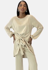 Атласная блузка